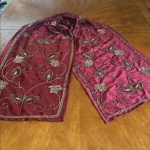 NWOT HANDMADE LUXURIOUS EMBROIDERED TABLE RUNNER